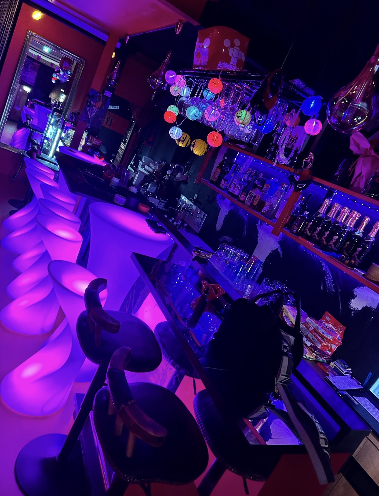 ネオンに照らされた HIDEOUT 天-TEN- の店内